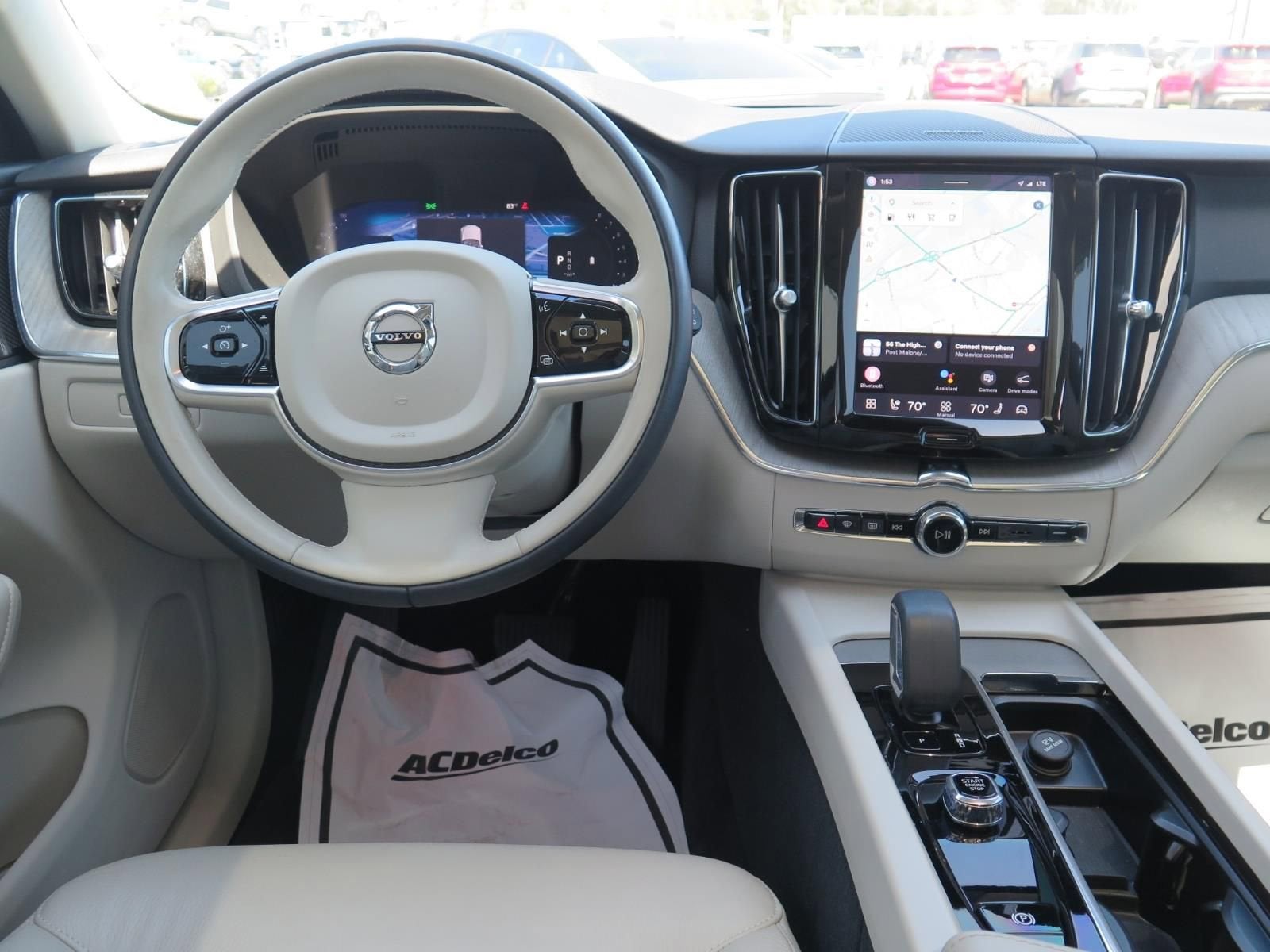 2024 Volvo XC60 Plus Dark Theme