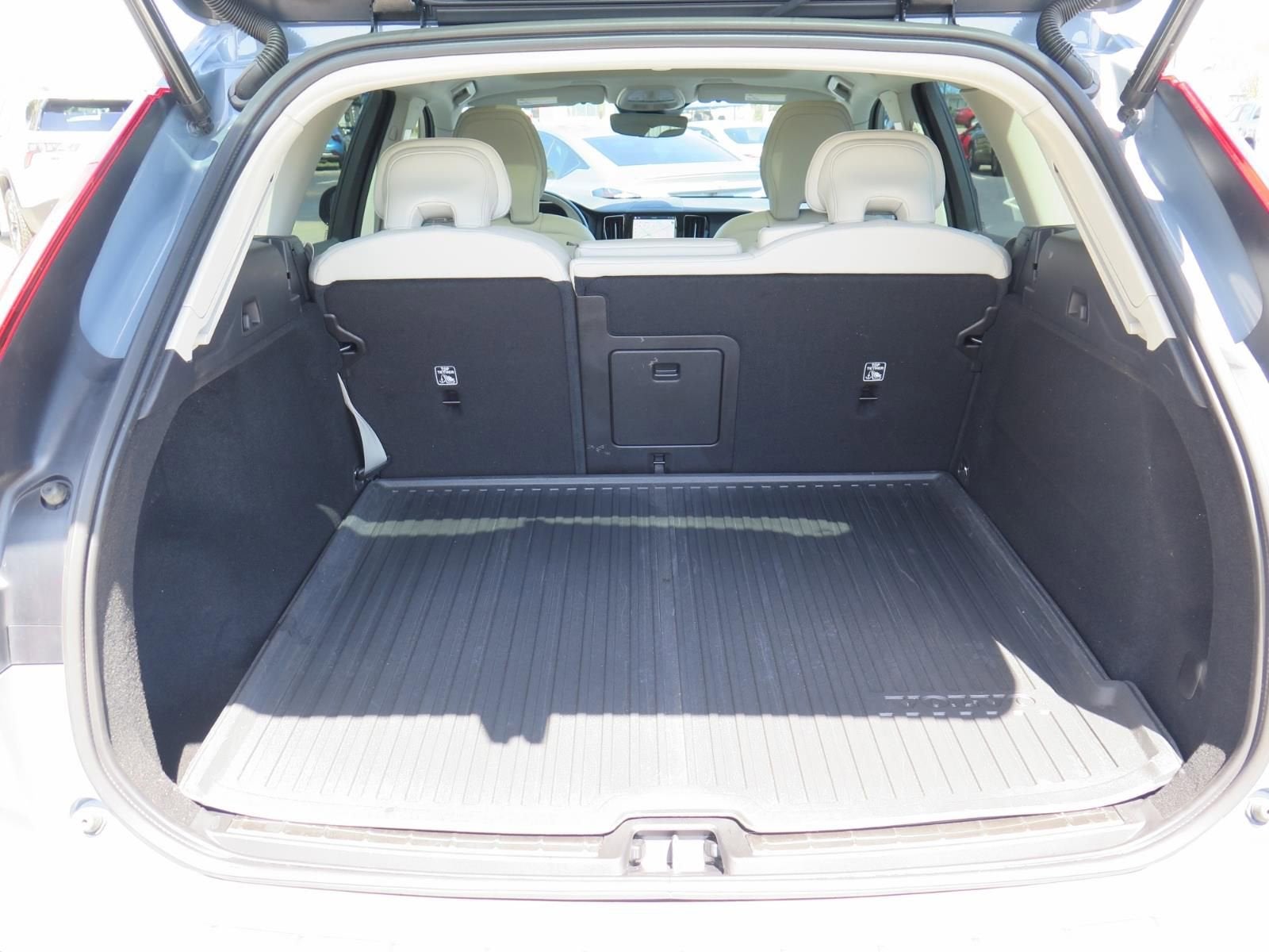 2024 Volvo XC60 Plus Dark Theme