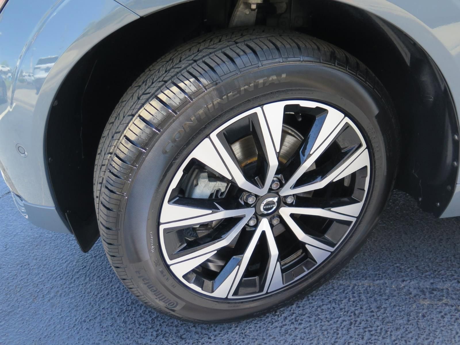 2024 Volvo XC60 Plus Dark Theme