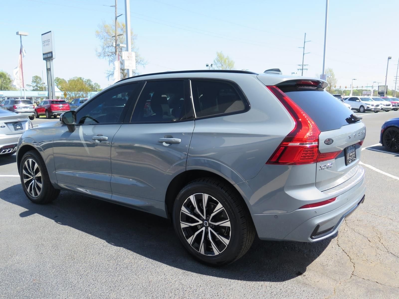 2024 Volvo XC60 Plus Dark Theme